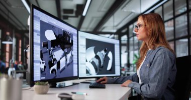 Ofisteki CAD yazılımını kullanarak Kadın Mühendis Elektronik Araba Modeli Geliştiriyor.