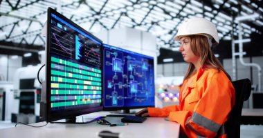 Fabrikadaki İşlemleri Yürütmek İçin SCADA Sistemi Kullanan Genç Kadın Mühendis.