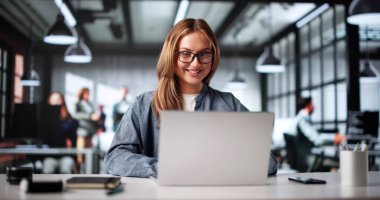 Çevrimiçi Toplantıda Dizüstü bilgisayardaki Kadın Pazarlama Stratejisi