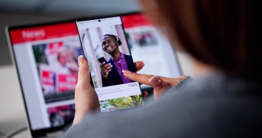 Sosyal Medya Müdürü Smartphone 'daki güncellemeler, Genç Kadın Sohbeti