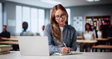 Üniversitedeki Sanal Derste Sınıfta Dizüstü bilgisayar Odaklanan Öğrenci Kullanımı.