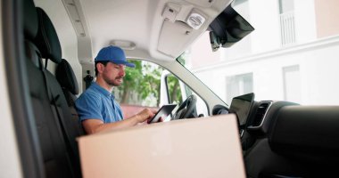 Meşgul kurye, teslimat aracını yeni bir yere götürüyor..