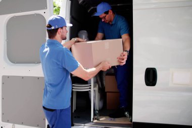 Yetenekli Taşımacılık Kutuları Özenle Müşteri Memnuniyeti ve Takım Çalışmasını Sağlama.