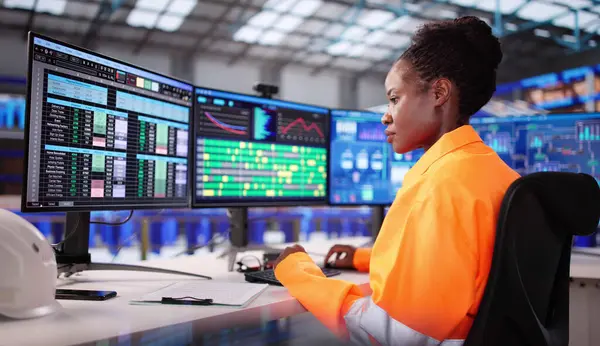 Afro-Amerikalı Kadın Depo Otomatik Kontrolü İçin Sanal Gerçeklik Kulaklığı Kullanıyor.