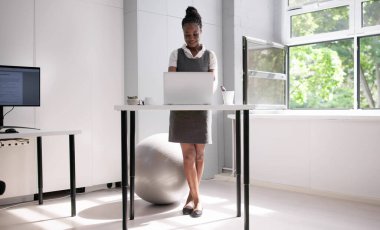 Afrikalı Amerikalı Kadın, Elektrik Masasını İyi Ofis Duruşuna Ayarladı.