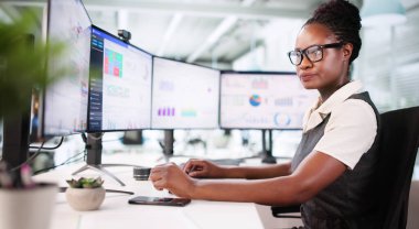 Mali Analizci Ofis Bilgisayarındaki Hisse Performansı Grafiklerini İnceledi