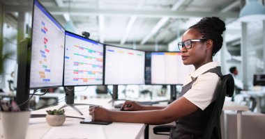 Etkili Afro-Amerikan Kadın İş Etkinlikleri Kontrol Listesinde Personel Yönetiyor.