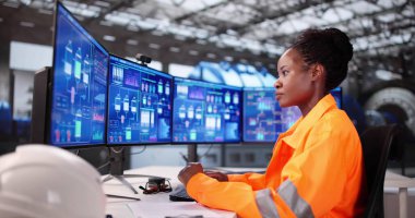 SCADA Teknolojisi ile Enerji Santrallerini Kontrol Eden Kadın.