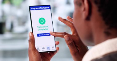 Akıllı Afrikalı Amerikalı Kadın Güvenli Mobil Bankacılık Uygulamasını Geliştiriyor