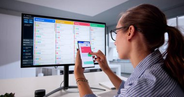 Dijital Proje Yöneticisi: Bilgisayarda Çevik İçerik Programını Düzenleyen Genç İş Kadını