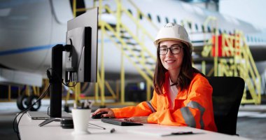 Uçak Bakım Teknisyeni Bustling Havaalanı Hangarında Uçak Motorunu Denetliyor.