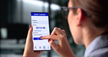 Güvenli Çevrimiçi Bankacılık: Genç Kafkasyalı Kadın Parmak İzi ile Para Aktarıyor