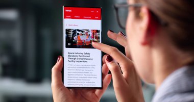 Meşgul İş Kadını Ofisteki Akıllı Telefon 'da İnternet Haberleri Manşetlerine Yazıyor.