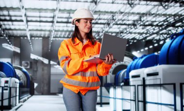 Elektrik Santralinde Gaz Türbini Denetleyen Kadın İşçi