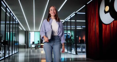 Modern Ofis Ortamı 'nda Gülümseyen Pazarlama Yönetici Kaynakları