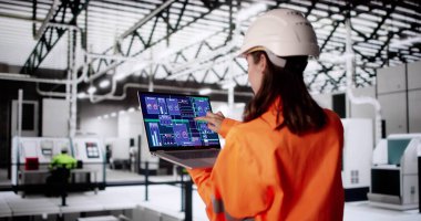 Çip Üretim Tesisinde Kadın Teknisyen tarafından Kalite Kontrol Denetimi.