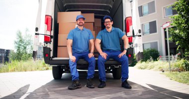 Profesyonel Mover Ekibi Van 'dan Eve Kutuları Boşaltıyor