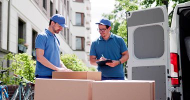 Bugün Sevkiyat Kamyonundan Ağır Kutuları Çalışkan Latin Alışveriş Merkezi Boşaltıyor.