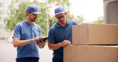 Profesyonel Üniformalı Teslimat Kamyonundan Kutuları İndiren İspanyol Mover.