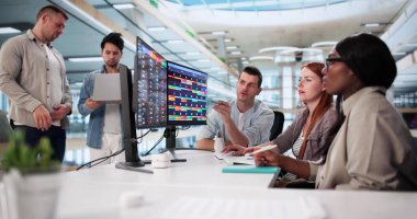 Siyahi İş Kadını Ofiste Kanban Yazılım Kullanarak Çeşitli Ekipleri Yönetiyor.