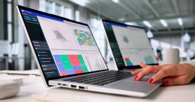 Ofisteki Dizüstü bilgisayardaki Kadın Finansal Analizci Piyasa Verilerini Analiz Ediyor.