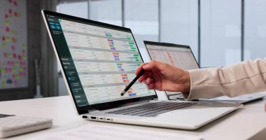 Yetenekli Finansal Analizci Laptop Hesap Tablosu Yazılımıyla Tıbbi Verileri Analiz Ediyor.