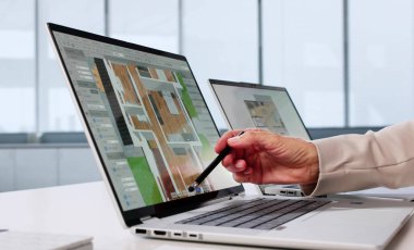 Gayrimenkulleri kaldırmak için Sanal Tasarım Yazılımı kullanan Yaşlı Kadın