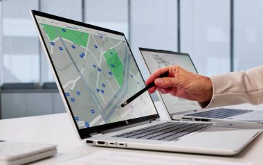 Üst düzey kadın emlak piyasası verilerini analiz etmek için dizüstü bilgisayar kullanıyor