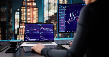 Gece Vardiyasında Borsa Eğilimlerini Analiz Eden Kadın Simsar.