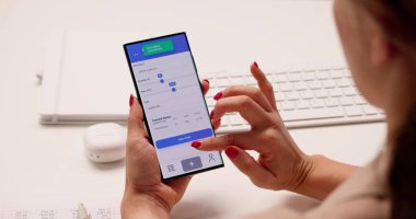 Akıllı Telefon Faturası: Çevrimiçi Bütçe Ödemelerini Hesaplayan Kadın Mali Danışman