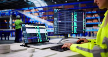 Depo bilgisayarında İş Planları için Lojistik Yazılım Kullanan Kadın