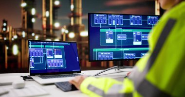 Petrol ve Gaz Üretim Verimliliği Analizi 'nde çalışan kadın mühendis