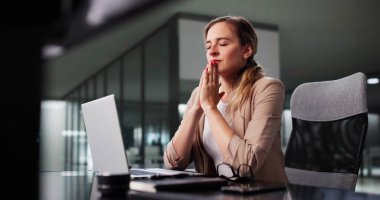 Huzur Bulmak: Stresli İş Gününde Ofis Çalışanı İnanç Üzerinde Düşünüyor