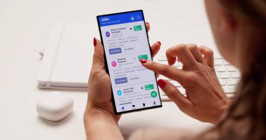İş görüşmesi sırasında Mobil Uygulamada İş Bulma Fırsatları Aranıyor. Smartphone 'da İşe Alma Seçenekleri Araştırılıyor