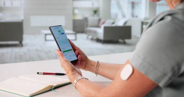 Yaşlı Diyabetik Kadınlar İçin Akıllı Telefon Uygulamasında Sürekli Glikoz İzleme.