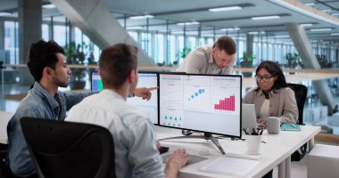 Bilgisayar Kontrol Panelindeki Çok Irklı Ekip Performans Verilerini Analiz Ediyor