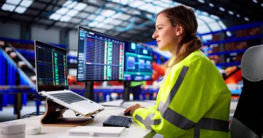 Depo Merkezi 'nde Bilgisayar İstihbaratı Kullanan Kadın Lojistik Profesyoneli