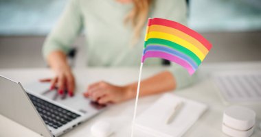 LGBTQ Eşitliğini Destekleyen Özel İş Ofisinde Kadın Çalışan Mesajlaşması