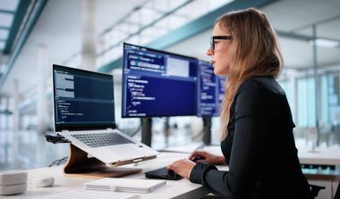 Dizüstü bilgisayardaki genç bir kadın programcının portresi. Çevik Metodolojiyi Kullanan Kadın Mühendis