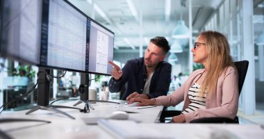 Ofisteki Tıbbi Fatura Uzmanları Kodlama için Masaüstü Bilgisayarlarını Kullanıyor.