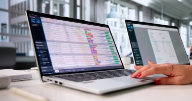 Profesyonel Ofis Ayarlarında Tıbbi Fatura Kodları Üzerinde Çalışan Kadın.