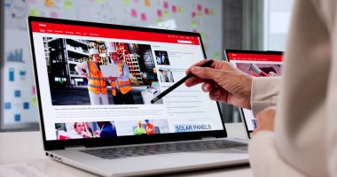 Meşgul Gazeteci Çevrimiçi Haber Medyası Web Sitesi İçin Zorlayıcı İçerik Oluşturdu