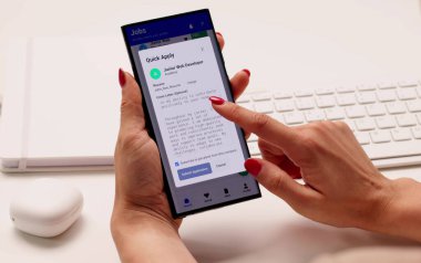 İş Bulma Fırsatları İçin Akıllı Telefon 'da Kadın Tarayıcı Uygulaması.