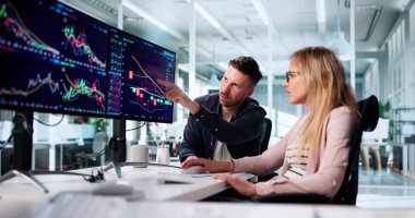 Çoklu Bilgisayar Ekranlarında Profesyonel İşlemci Borsa Eğilimlerini Analiz Ediyor