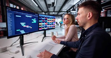 Ofis Bilgisayarında İş Ekibi Beyin Fırtınası Projesi Stratejisi Birlikte. Şirket analisti. İş Arkadaşları İşbirliği