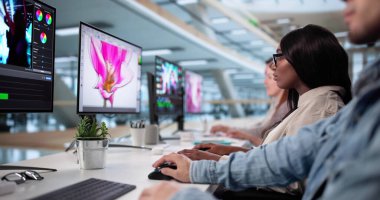 Yeni Web Sitesi için Yenilikçi Video Düzenleyici Şaşırtıcı Grafik Tasarımı Oluşturdu.