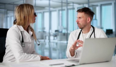 Bir hastanede, iki doktor bir iş görüşmesi yapıyor..