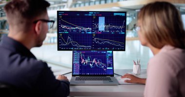 Çevrimiçi Bilgisayar Ticareti İçin Finansal Uzman Analizi Verisi.