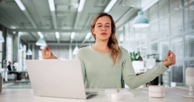 Kurumsal Kadın Ofis Meditasyonu ile Denge Bulma Stres Altında