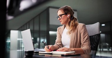 Sanal Ofis Sohbeti: Bilgisayar Sesli Giyen Kadın